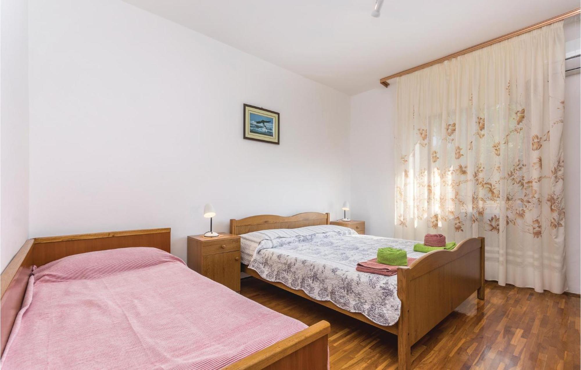 2 Bedroom Nice Apartment In Lovrecica Экстерьер фото